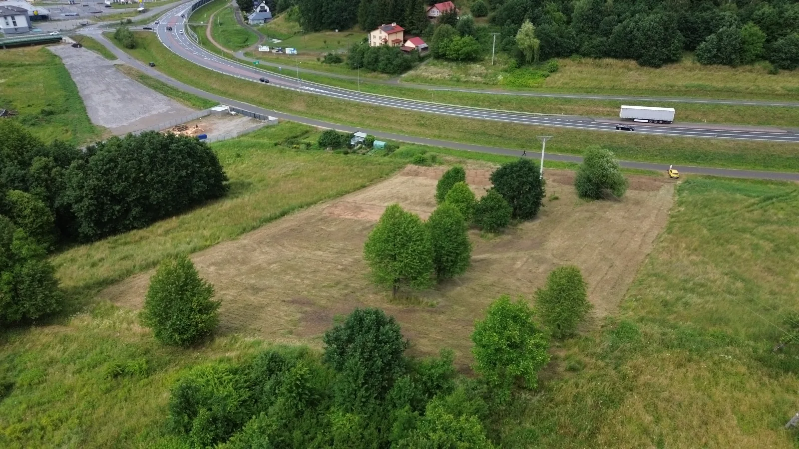 Działki od strony lasu, w tle obwodnica