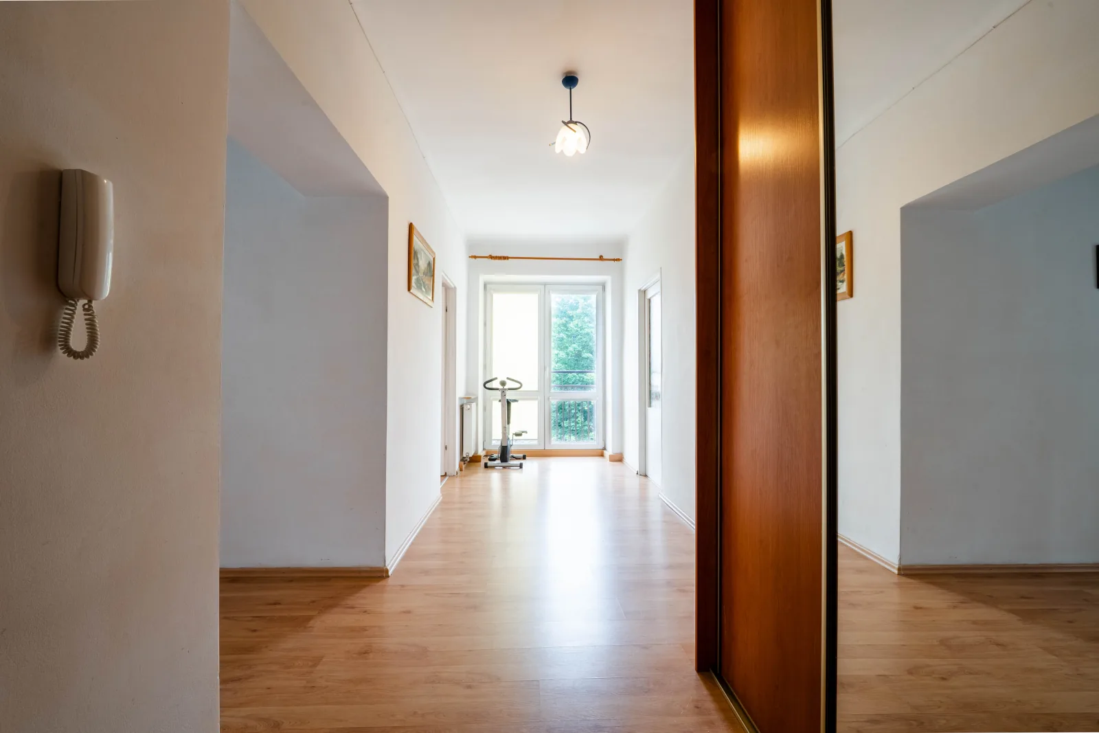 Hall z widokiem na pokój