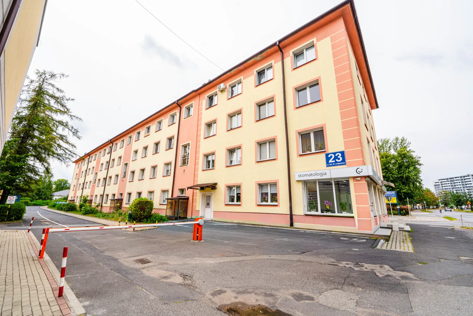 Blok z cegły przy ul. Langiewicza 23, parking za szlabanem