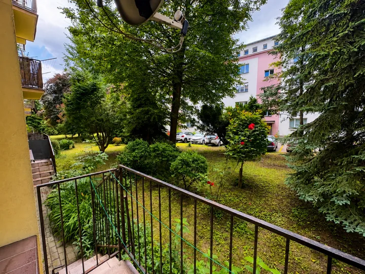 Balkon z widokiem na zieleń i ogródek