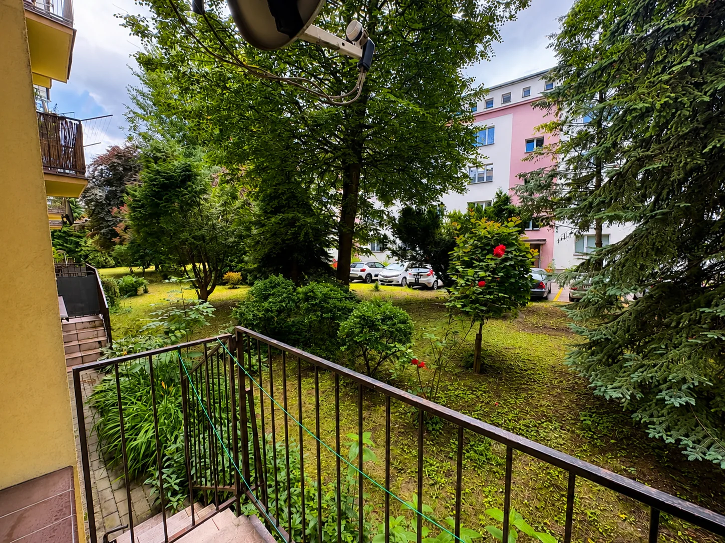 Balkon z widokiem na zieleń i ogródek