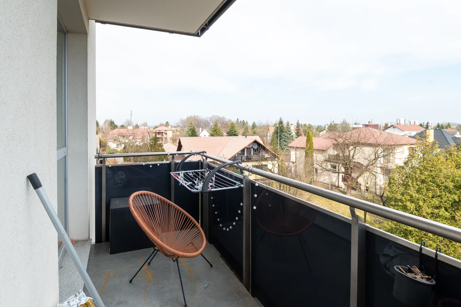 Balkon z widokiem na zieleń i domy