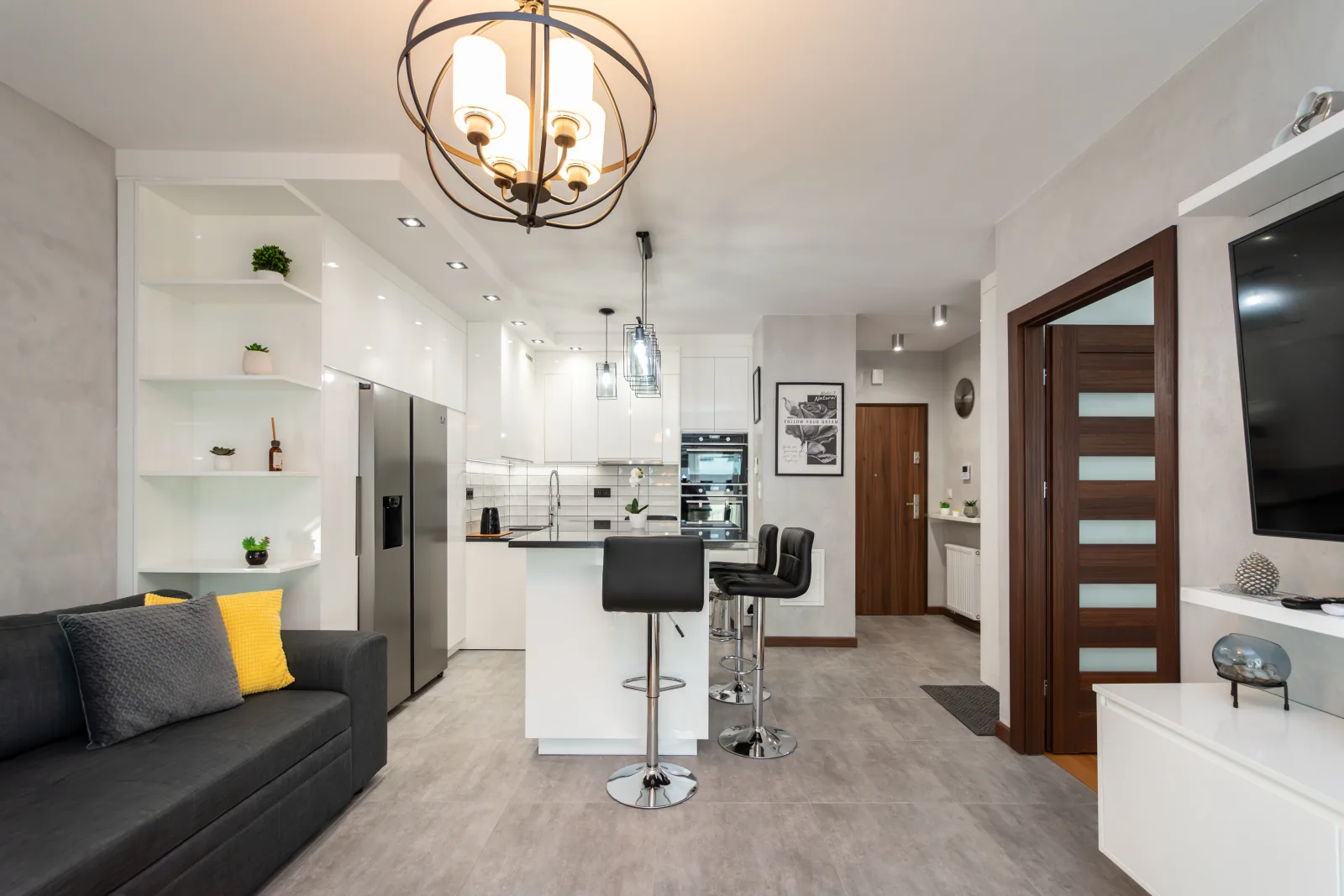 Salon z widokiem na drzwi wejściowe i barek