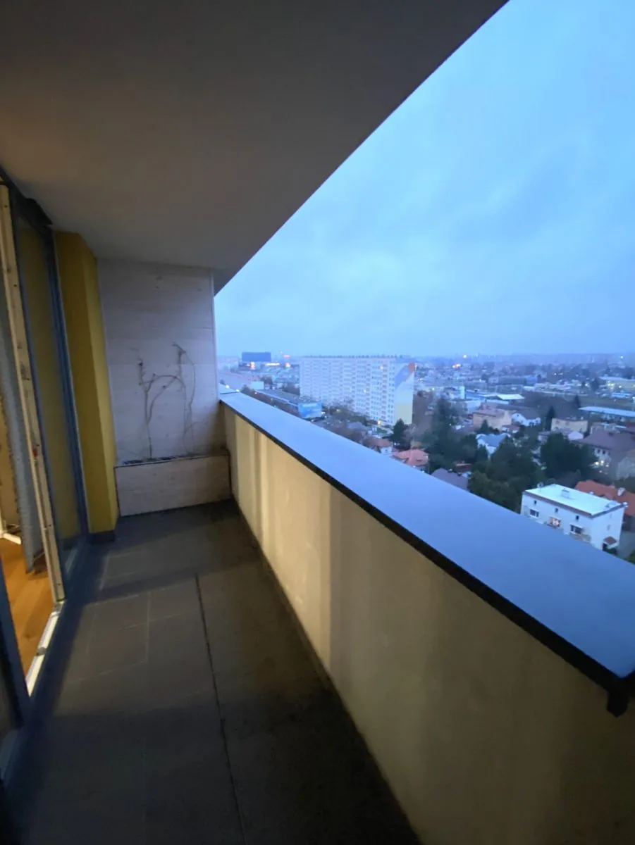 Balkon z widokiem ponad zabudową Służewca