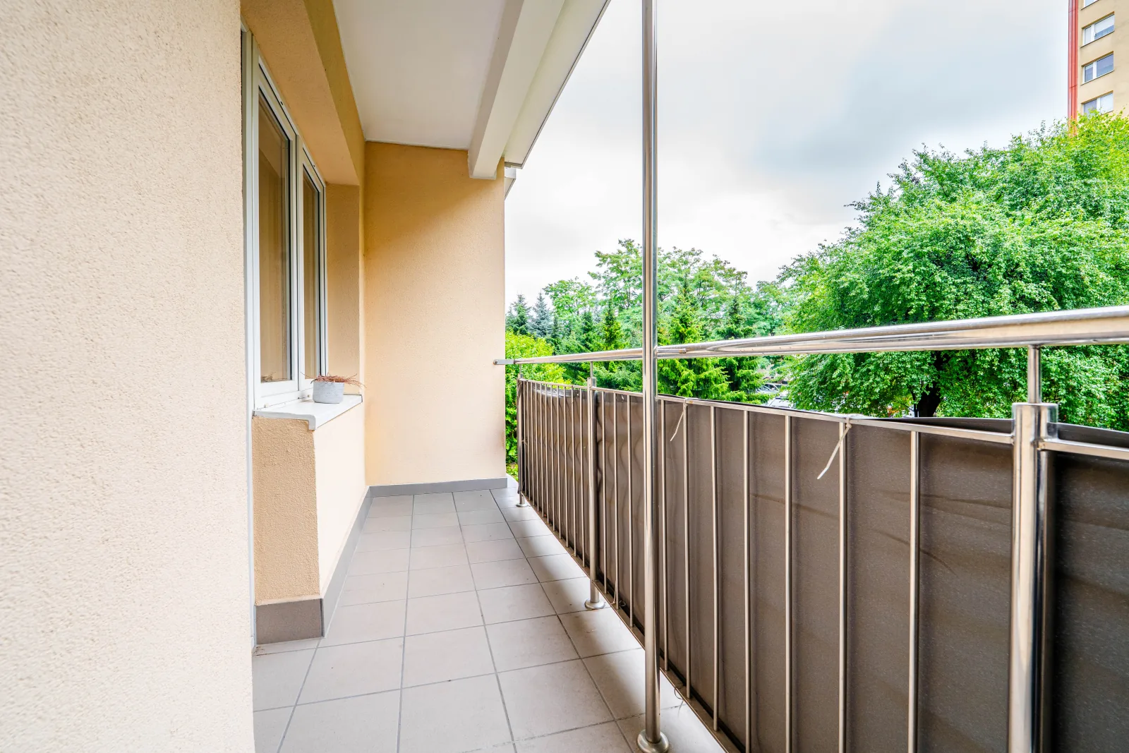 Balkon z widokiem na zieleń
