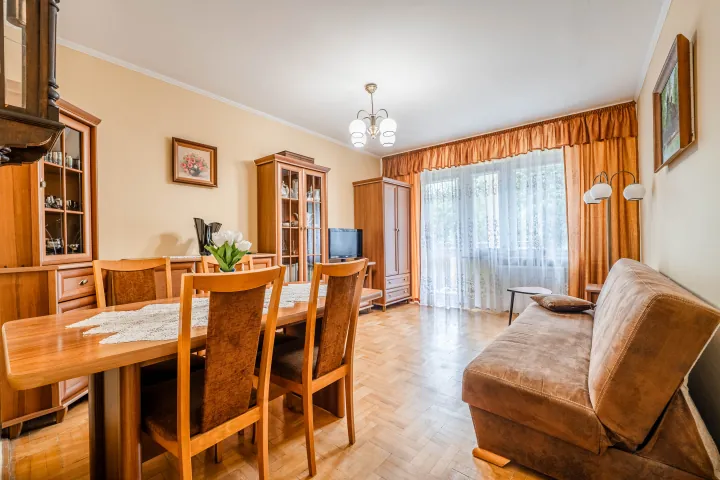 Salon z jadalnią, meblościanką i wyjściem na balkon, Rzeszów · ul. Zbyszewskiego