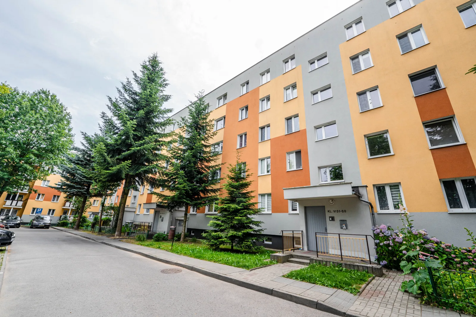 Blok przy ul. Zbyszewskiego z zewnątrz, zieleń
